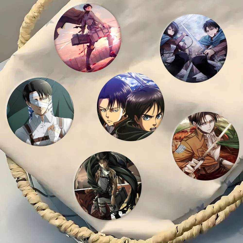 Levi Jewelry & Watches Inc - アニメタイタンリヴァイ・アッカーマンバッジブリキ製ミムラウンドブローチ帽子バッグ用クリエイティブラペルジュエリーアクセサリーギフト