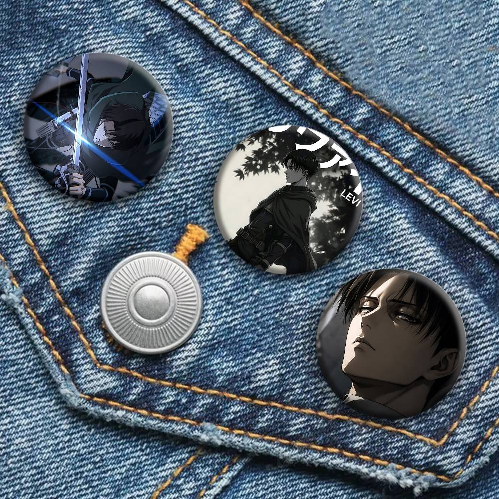 リヴァイ・アッカーマンアニメ A-進撃の巨人ラウンドバッジラ - Levi Jewelry & Watches Inc のレビューと価格